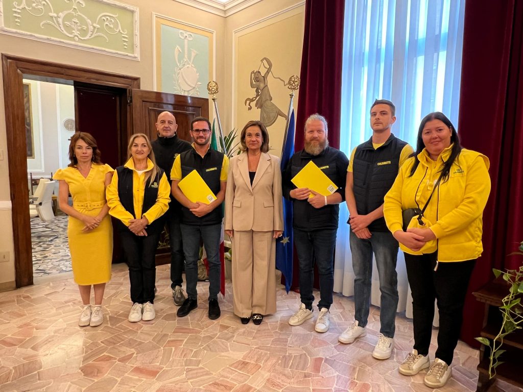 tti Treviso presente a Rovigo. Bene 2 miliardi in più per l’agricoltura nel PNRR, segnale importante su contratti di filiera e fotovoltaico senza consumo di suolo.    27 settembre 2025 - Dopo la mobilitazione che ha portato 20mila agricoltori Coldiretti in piazza da Nord a Sud contro i trafficanti di grano e per difendere il reddito delle imprese agricole italiane, Coldiretti esprime soddisfazione per l’impegno assunto dal Ministro dell’Agricoltura Francesco Lollobrigida sui temi al centro della protesta. 